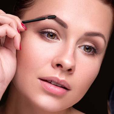 눈썹 젤을 사용하는 금발 여성